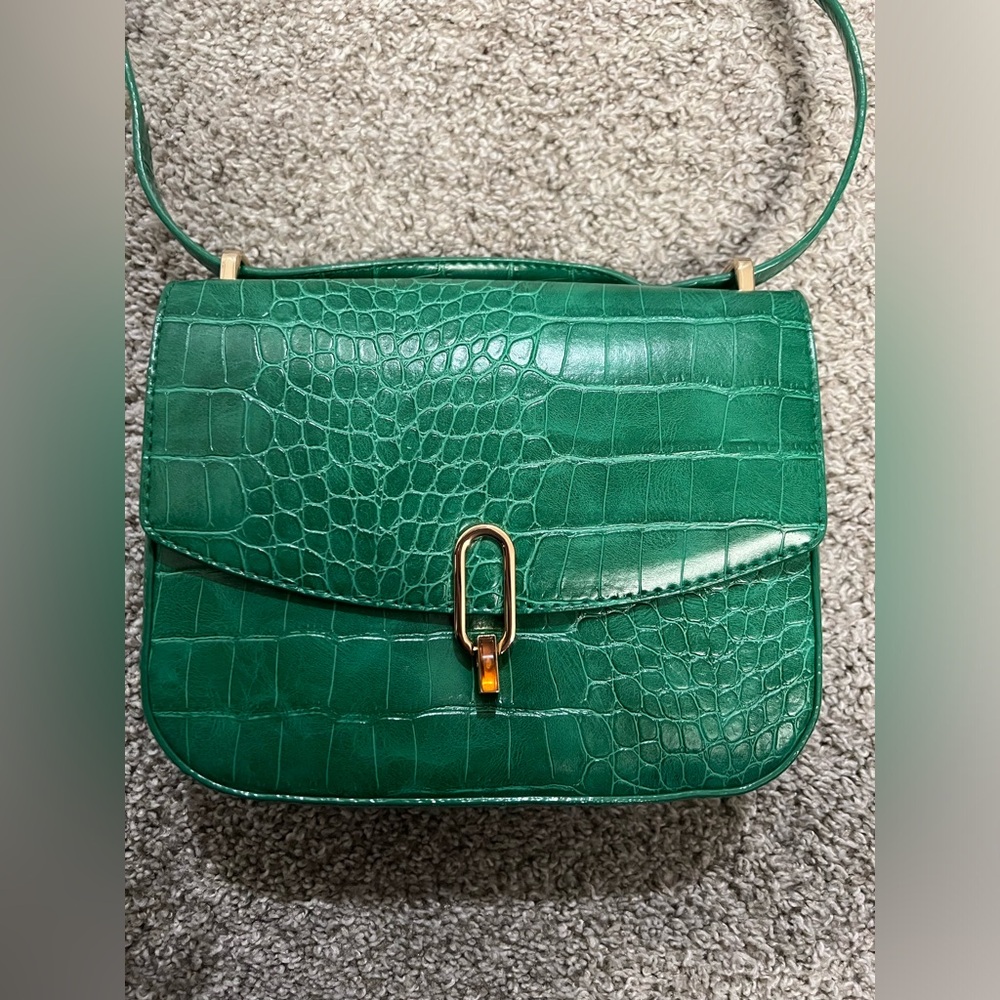 green faux croc crossbody purse